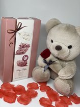 Valentijn cadeau - Ruby Chocolade - Teddybeer - Rozenblaadjes - Cadeau voor haar - Valentijnsdag - Liefde - Bonbons