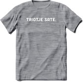 Triotje Sate - Snack T-Shirt | Grappig Verjaardag Kleding Cadeau | Eten En Snoep Shirt | Dames - Heren - Unisex Tshirt | - Donker Grijs - Gemaleerd - XL
