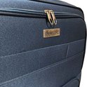 Donkerblauwe koffer met horizontale banen, een goudkleurig "TRAVELERZ"-embleem en dubbele ritssluiting.