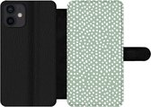 Bookcase Geschikt voor iPhone 12 Mini telefoonhoesje - Stippen - Groen - Wit - Met vakjes - Wallet case met magneetsluiting