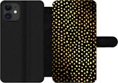 Bookcase Geschikt voor iPhone 11 telefoonhoesje - Stippen - Goud - Zwart - Met vakjes - Wallet case met magneetsluiting