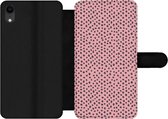 Bookcase Geschikt voor iPhone XR telefoonhoesje - Stippen - Roze - Zwart - Met vakjes - Wallet case met magneetsluiting