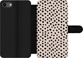 Bookcase Geschikt voor iPhone 8 telefoonhoesje - Stippen - Zwart - Beige - Met vakjes - Wallet case met magneetsluiting