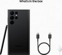 Zwarte Samsung Galaxy S22 Ultra, S Pen, USB-C kabel en SIM-kaart pin in een doos.