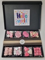 Geboorte Box - Roze met originele geboortekaart 'Hello World' met persoonlijke (video)boodschap | 8 soorten heerlijke geboorte snoepjes en een liefdevol geboortekado