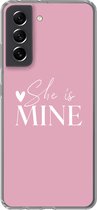 Geschikt voor Samsung Galaxy S21 FE hoesje - Bruiloft - Quotes - 'She is mine' - Spreuken - Siliconen Telefoonhoesje