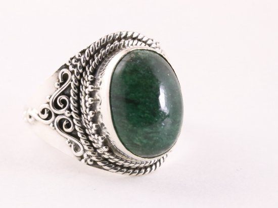 Bewerkte zilveren ring met jade - maat 16.5