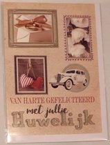 Van harte gefeliciteerd met jullie huwelijk! Een bijzondere wenskaart met afbeelding van een auto, hartjes, een cadeau en witte rozen. Een dubbele wenskaart inclusief envelop en in