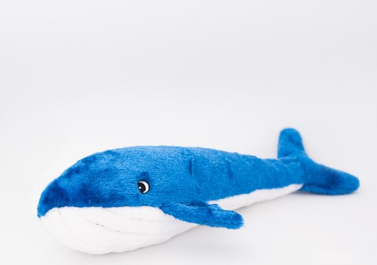 Blauwe knuffelwalvis met witte buik, staartvin en borstvin.