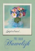 Gefeliciteerd met jullie huwelijk! Een kleurrijke wenskaart met een mooie vaas vol met bloemen en een strik om de vaas heen. Een dubbele wenskaart inclusief envelop en in folie ver