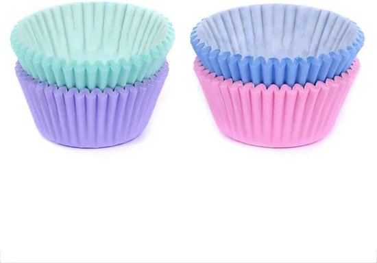 Twee stapels pastelkleurige cupcakevormpjes: mintgroen en paars, en blauw en roze.