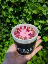 Meraki-Candles Handgemaakte Soja-kaars 'Pink Smell' met rozenknopjes, rozenblaadjes en heerlijke frisse grapefruit-geur