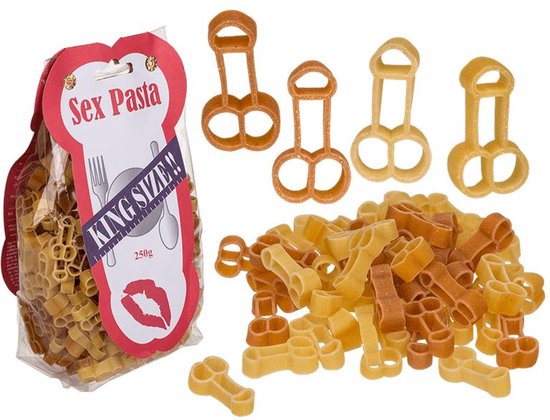 Zak 'Sex Pasta' met naturel en bruine fallusvormige pasta, naast een stapel van dezelfde pasta en vier losse pasta's.