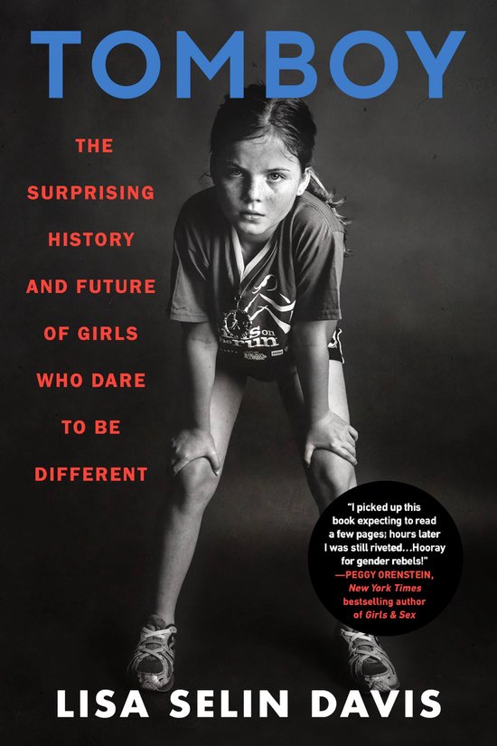 Tomboy: De verrassende geschiedenis en toekomst van meisjes die anders durven te zijn. Een meisje met bruin haar, een t-shirt en korte broek. Geschreven door Lisa Selin Davis.