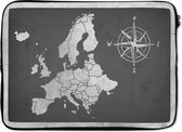 Laptophoes 13 inch - Vintage Europakaart met windroos - zwart wit - Laptop sleeve - Binnenmaat 32x22,5 cm - Zwarte achterkant