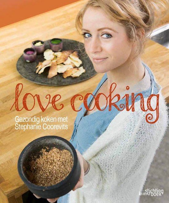 Boekcover 'Love cooking' met Gezond koken met Stephanie Coorevits. Stephanie Coorevits houdt een vijzel met kruiden vast.
