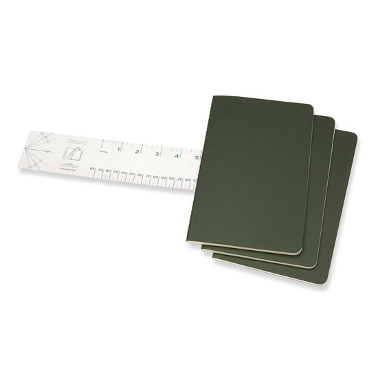Drie donkergroene notitieboekjes van Moleskine, naast een centimeter- en inch-meetlat met instructies.