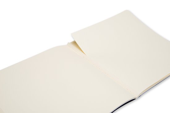Open schetsboek met crèmekleurige, blanco pagina's.