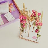 Valentijnsdag - Bloemen - Droogbloemen - Bloomincard Sette - Hip en trendy cadeautje - Droogbloemen rozen door de brievenbus 7 stuks in leuke cardboard kaart kus - 35cm hoog