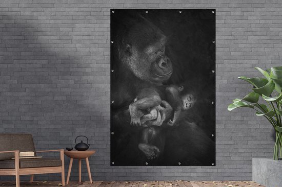 Muurdecoratie Een gorilla met een baby aap in haar handen in zwart-wit - 120x180 cm - Tuinposter - Tuindoek - Buitenposter