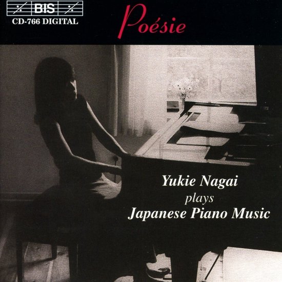 Een vrouw speelt piano op het album "Poésie: Yukie Nagai plays Japanese Piano Music".