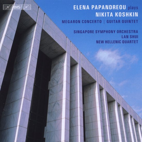 CD hoes met Elena Papandreou, Nikita Koshkin, Singapore Symphony Orchestra, New Hellenic Quartet, Lan Shui, Megaron Concerto, Guitar Quintet. Op de achtergrond een modern gebouw.