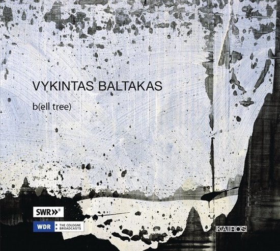 Abstracte witte en grijze achtergrond met zwarte spetters en de tekst Vykintas Baltakas, b(ell tree).