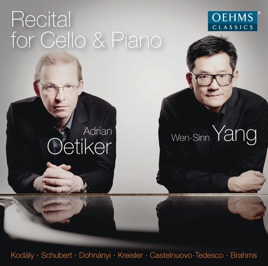 Recital for Cello & Piano met Adrian Oetiker en Wen-Sinn Yang, zittend achter een piano.