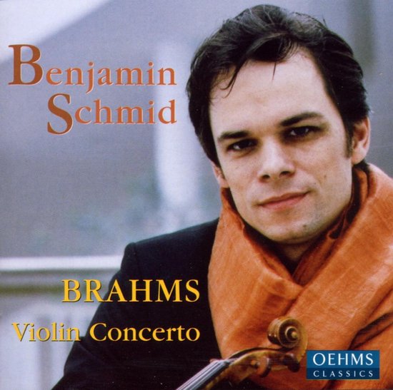 Benjamin Schmid met een oranje sjaal en viool op de cover van het Brahms Violin Concerto album.