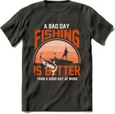 A Bad Day Fishing - Vissen T-Shirt | Oranje | Grappig Verjaardag Vis Hobby Cadeau Shirt | Dames - Heren - Unisex | Tshirt Hengelsport Kleding Kado - Donker Grijs - M