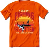 A Bad Day Fishing - Vissen T-Shirt | Grappig Verjaardag Vis Hobby Cadeau Shirt | Dames - Heren - Unisex | Tshirt Hengelsport Kleding Kado - Oranje - S