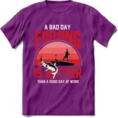 A Bad Day Fishing - Vissen T-Shirt | Rood | Grappig Verjaardag Vis Hobby Cadeau Shirt | Dames - Heren - Unisex | Tshirt Hengelsport Kleding Kado - Paars - XL