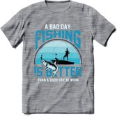 A Bad Day Fishing - Vissen T-Shirt | Blauw | Grappig Verjaardag Vis Hobby Cadeau Shirt | Dames - Heren - Unisex | Tshirt Hengelsport Kleding Kado - Donker Grijs - Gemaleerd - XL