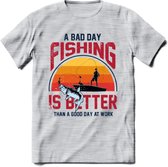 A Bad Day Fishing - Vissen T-Shirt | Grappig Verjaardag Vis Hobby Cadeau Shirt | Dames - Heren - Unisex | Tshirt Hengelsport Kleding Kado - Licht Grijs - Gemaleerd - S