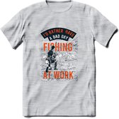 A bad Day Fishing - Vissen T-Shirt | Oranje | Grappig Verjaardag Vis Hobby Cadeau Shirt | Dames - Heren - Unisex | Tshirt Hengelsport Kleding Kado - Licht Grijs - Gemaleerd - 3XL