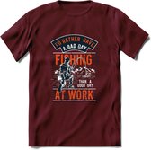 A bad Day Fishing - Vissen T-Shirt | Oranje | Grappig Verjaardag Vis Hobby Cadeau Shirt | Dames - Heren - Unisex | Tshirt Hengelsport Kleding Kado - Burgundy - M