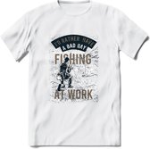 A bad Day Fishing - Vissen T-Shirt | Grijs | Grappig Verjaardag Vis Hobby Cadeau Shirt | Dames - Heren - Unisex | Tshirt Hengelsport Kleding Kado - Wit - S