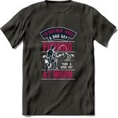 A bad Day Fishing - Vissen T-Shirt | Roze | Grappig Verjaardag Vis Hobby Cadeau Shirt | Dames - Heren - Unisex | Tshirt Hengelsport Kleding Kado - Donker Grijs - S