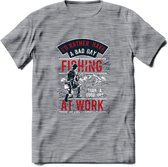 A bad Day Fishing - Vissen T-Shirt | Rood | Grappig Verjaardag Vis Hobby Cadeau Shirt | Dames - Heren - Unisex | Tshirt Hengelsport Kleding Kado - Donker Grijs - Gemaleerd - L