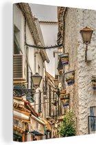 Canvas Schilderij Smalle straat in de stad Marbella, Spanje - 30x40 cm - Wanddecoratie