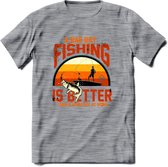 A Bad Day Fishing - Vissen T-Shirt | Grappig Verjaardag Vis Hobby Cadeau Shirt | Dames - Heren - Unisex | Tshirt Hengelsport Kleding Kado - Donker Grijs - Gemaleerd - 3XL