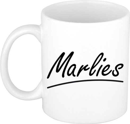 Witte mok met zwarte sierlijke tekst 'Marlies' en een lijn.