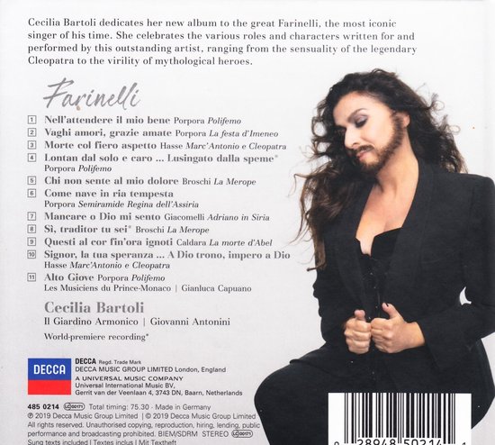 Cecilia Bartoli, de beroemde sopraan, met baard en snor, gekleed in een zwart jasje. Achtergrond met tracklist en albumtitel 'Farinelli'.