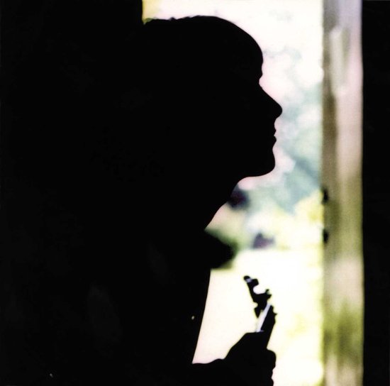 Silhouet van een persoon met kort haar, profiel naar rechts, met een hand omhoog.