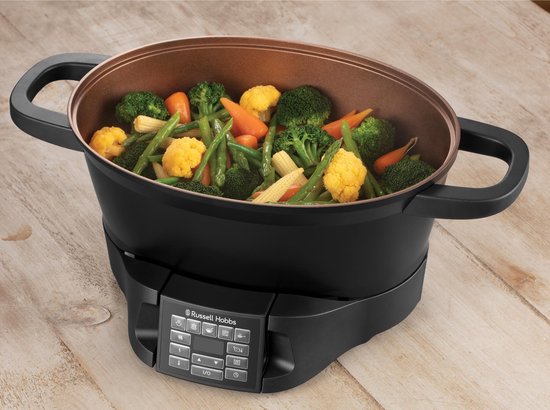 Zwarte multicooker met gestoomde groenten: broccoli, bloemkool, wortel en peultjes.