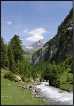 Poster Van Prachtig Uitzicht Op Een Stromende Rivier Omringd Door Bomen En Bergen Onder Een Troebel Blauwe Lucht - 50x70 Cm