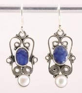 Opengewerkte zilveren oorbellen met blauwe saffier en parel