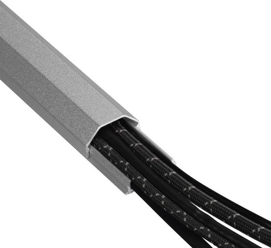 Zilverkleurige aluminium kabelgoot met zwarte kabels erin. De goot heeft een halfronde vorm.