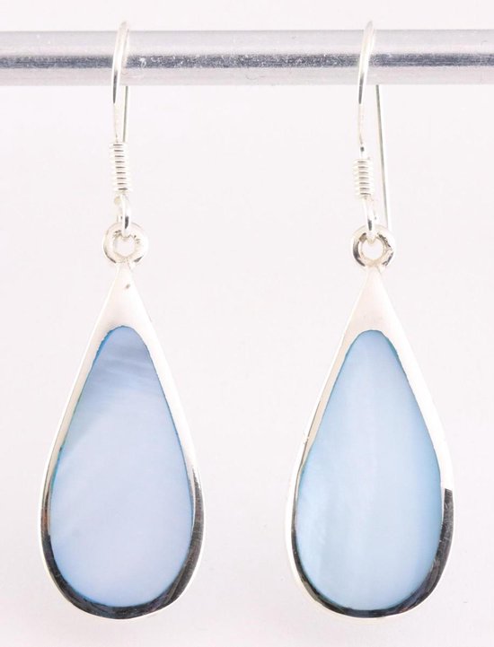 Grote druppelvormige zilveren oorbellen met blauwe schelp