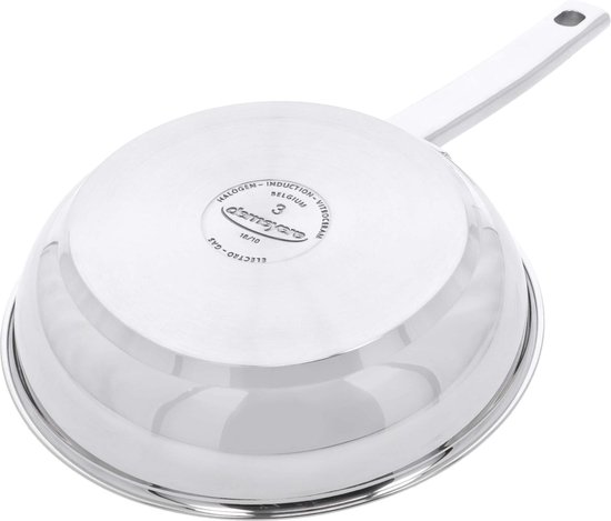 Onderkant van een Demeyere Classico 3 roestvrijstalen koekenpan met een steel. De pan is geschikt voor inductie.